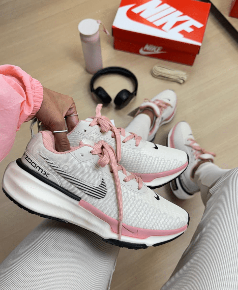 NIKE INVINCIBLE RUN | BEIGE Y ROSA