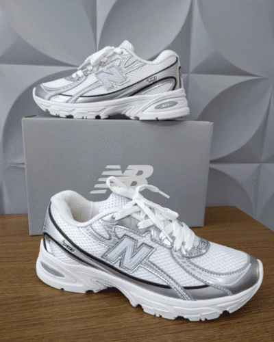 Zapatillas New Balance 740 blancas y plateadas sobre caja – Total Look BZ
