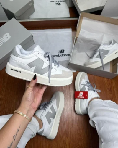 Zapatillas New Balance CT302 blancas y grises estilo urbano – Total Look BZ