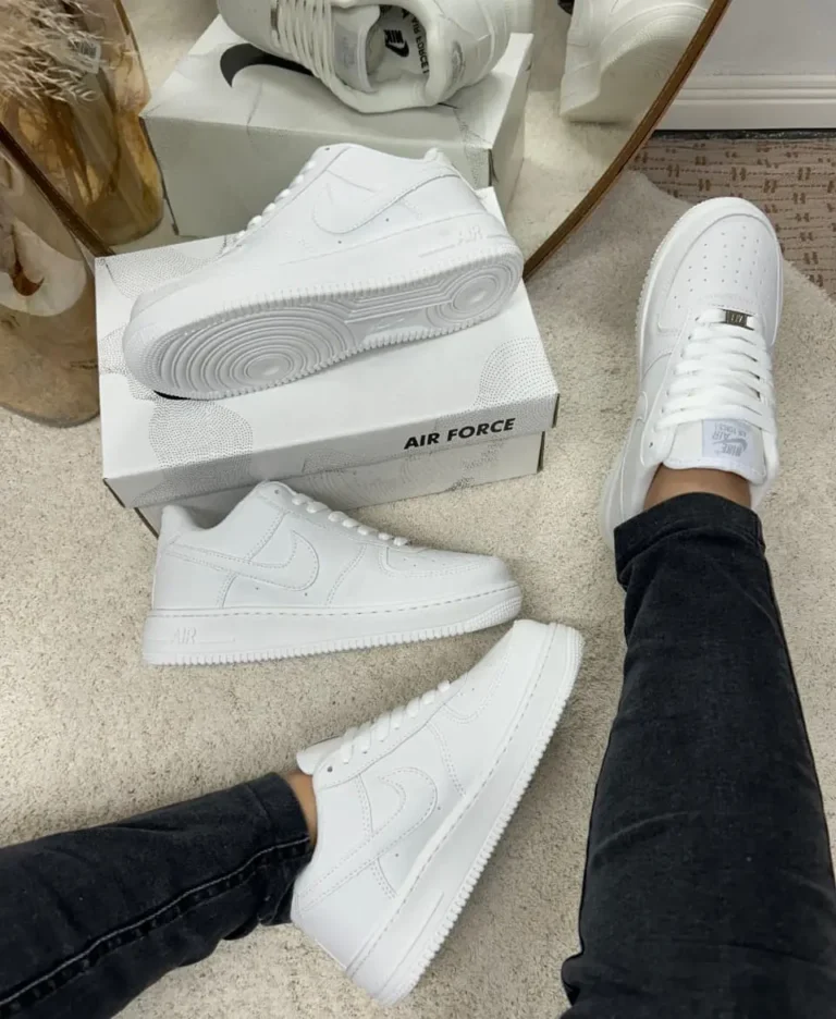 Zapatillas Nike Air Force 1 blancas en uso sobre caja – Total Look BZ