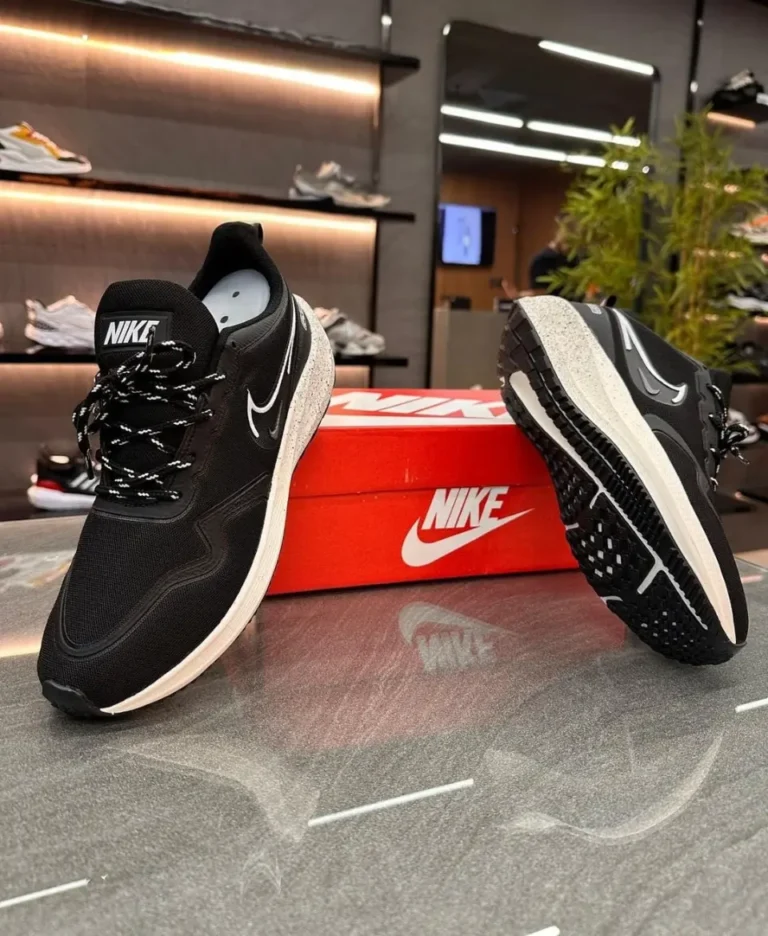 Zapatillas Nike Air Max negras sobre caja roja en interior de tienda – Total Look BZ
