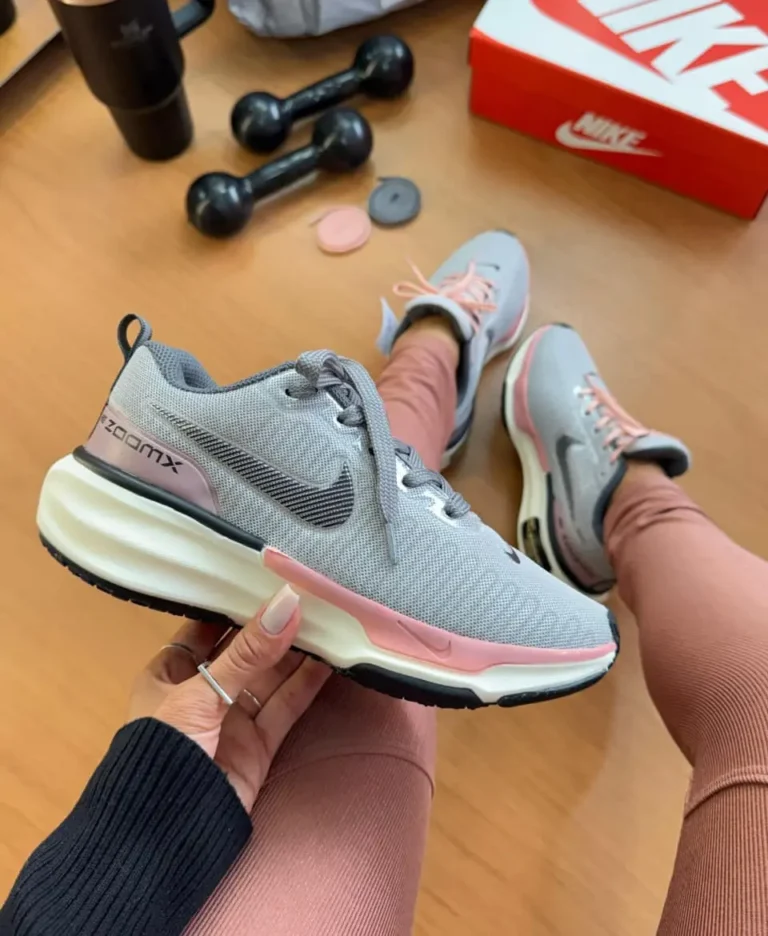 Zapatillas Nike Invincible 3 Mujer gris con rosa en mano – Total Look BZ