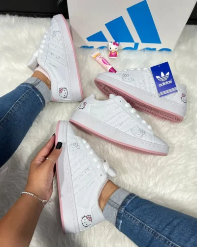 Zapatillas Adidas Hello Kitty blancas con suela rosa para mujer