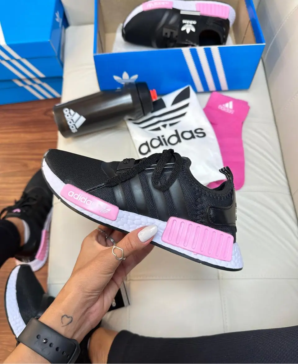 Zapatillas Adidas NMD R1 negras con detalles rosa pastel – estilo urbano mujer Total Look BZ