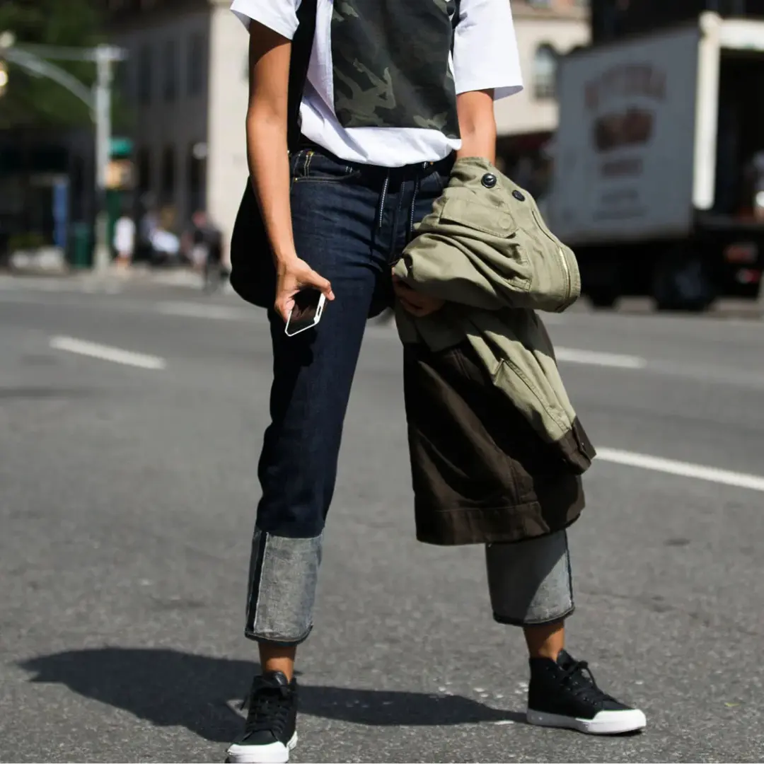 zapatillas urbanas en la calle